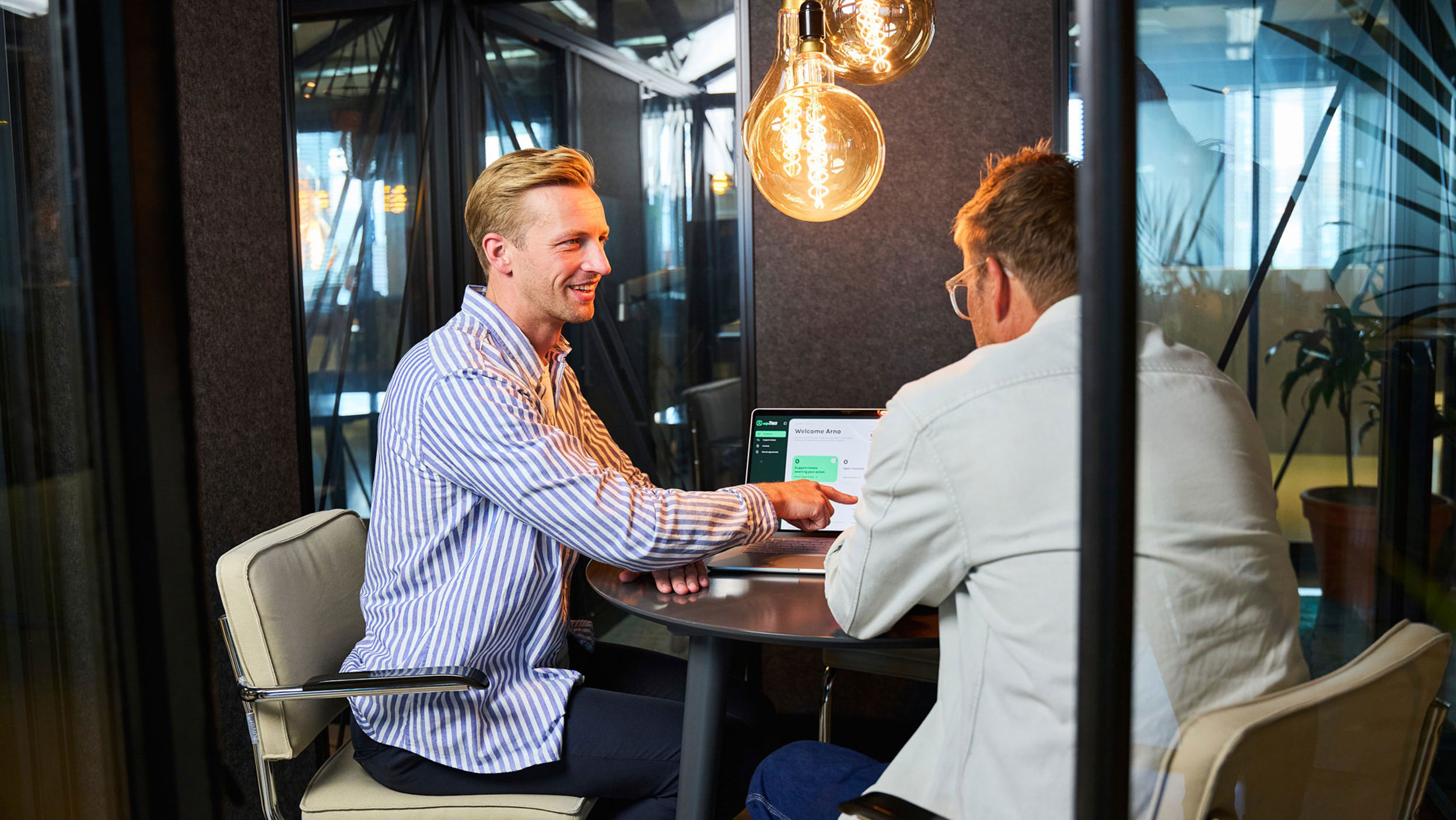 Consultant geeft advies over digitale strategie