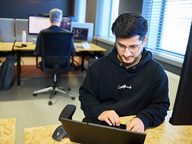 Ontwikkelaar bekijkt projectresultaten op kantoor bij TRES