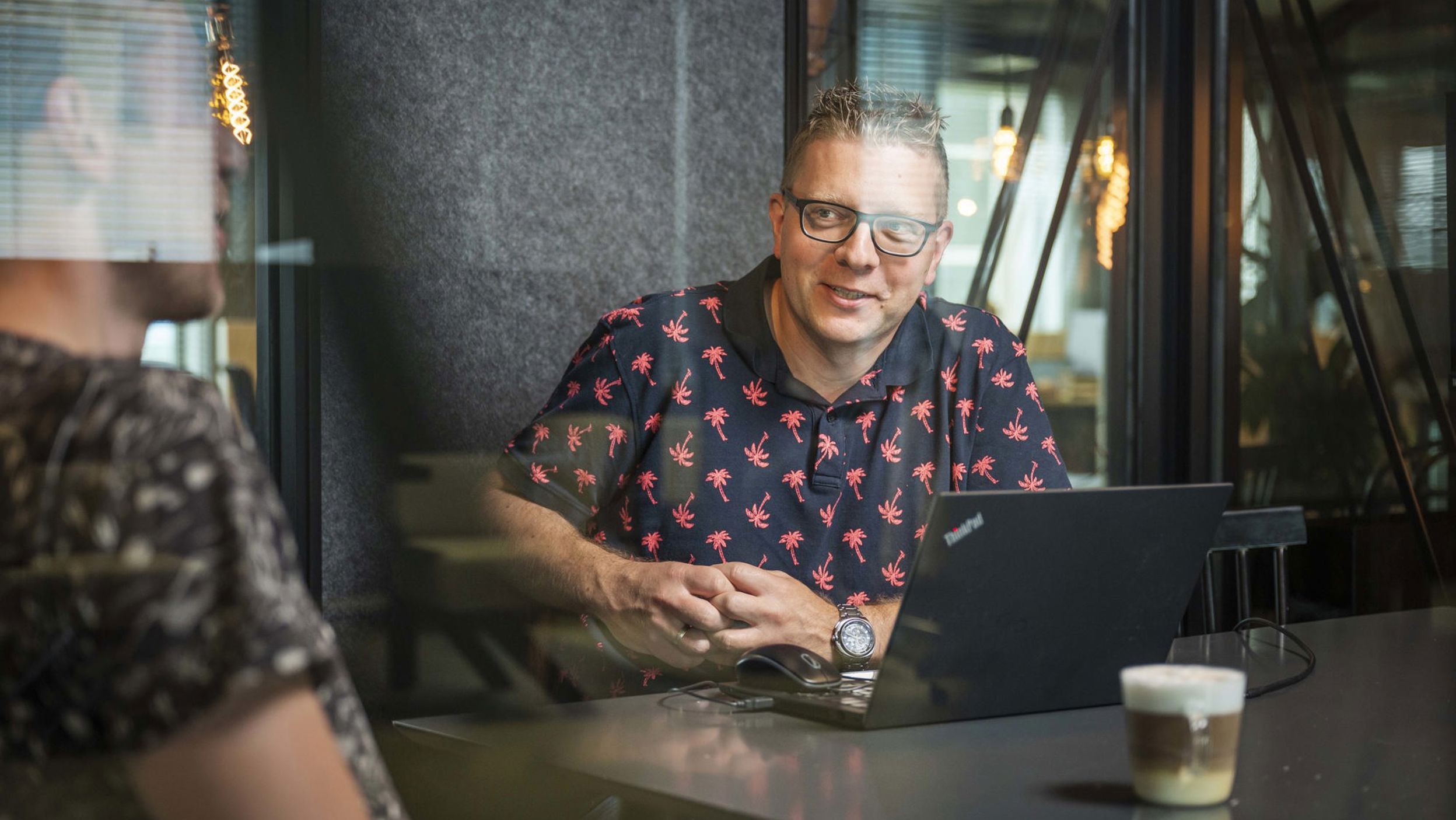 Een consultant en een ontwikkelaar in overleg