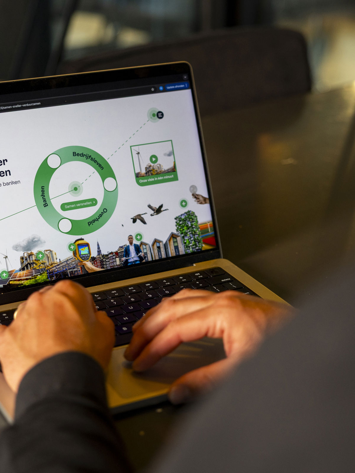 Een consultant bekijkt projectresultaten