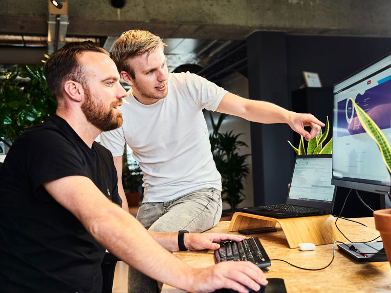Twee TRES ontwikkelaars bespreken op kantoor een klantwebsite