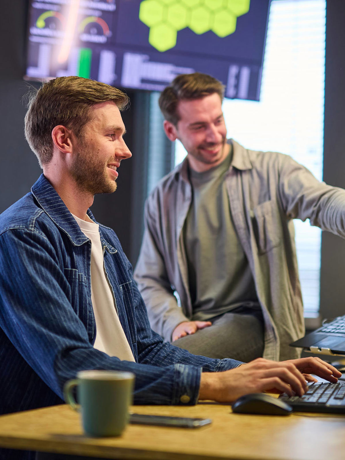 Twee ontwikkaars op kantoor bij TRES in gesprek.