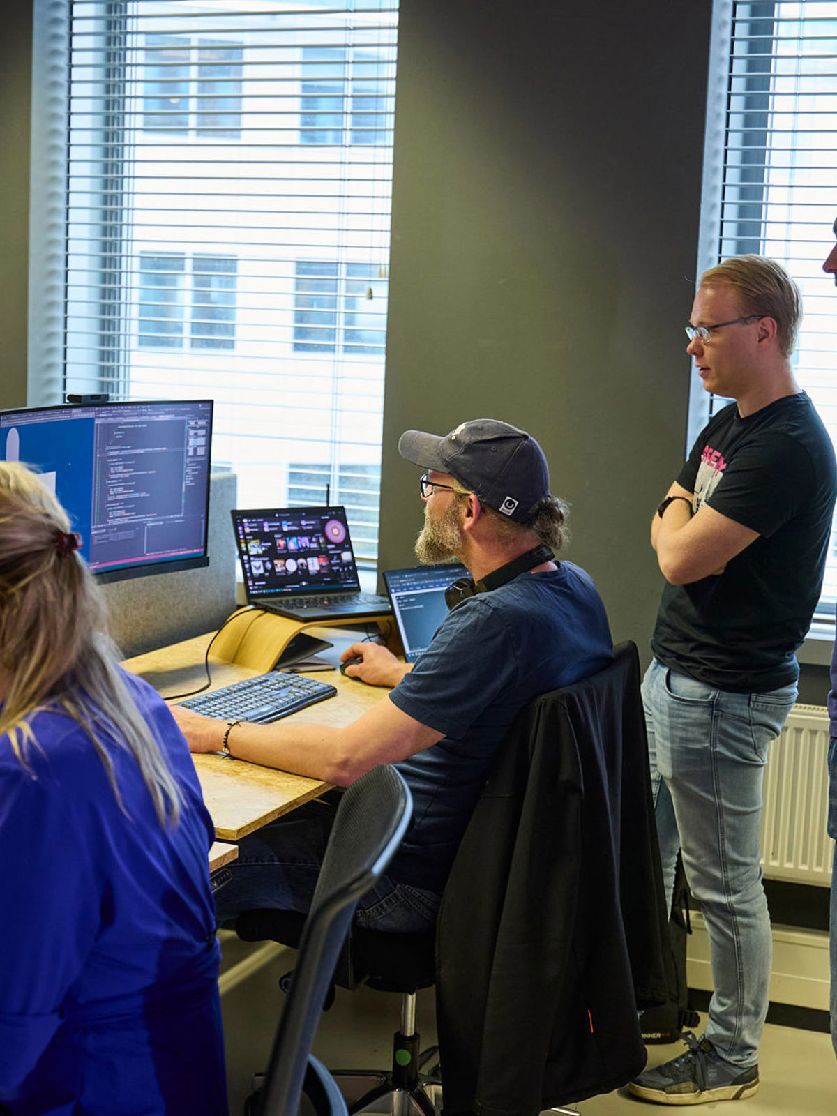 Collegas aan het overleggen in een vergaderruimte