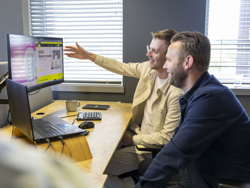 Ontwikkelaar bekijkt projectresultaten op kantoor bij TRES