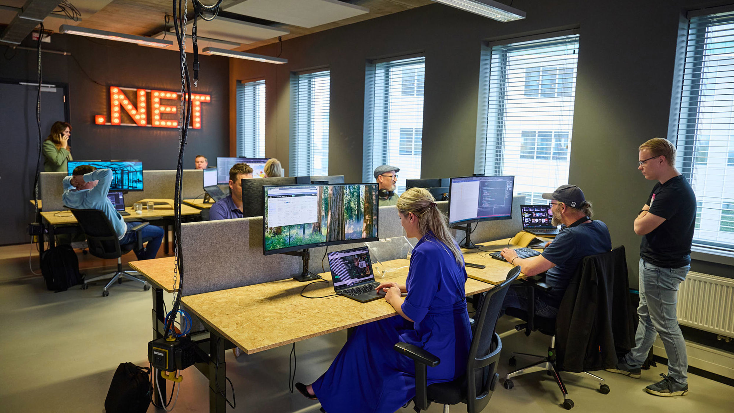 Een sfeerbeeld van collegas aan het werk bij TRES