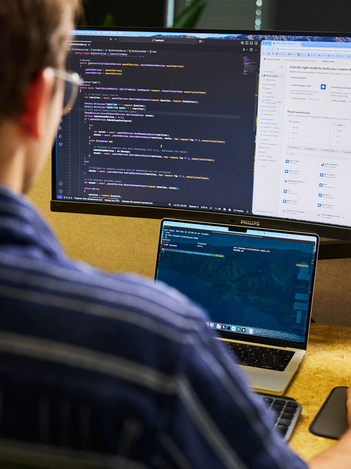 Ontwikkelaar bezig met de techniek achter AI-tooling