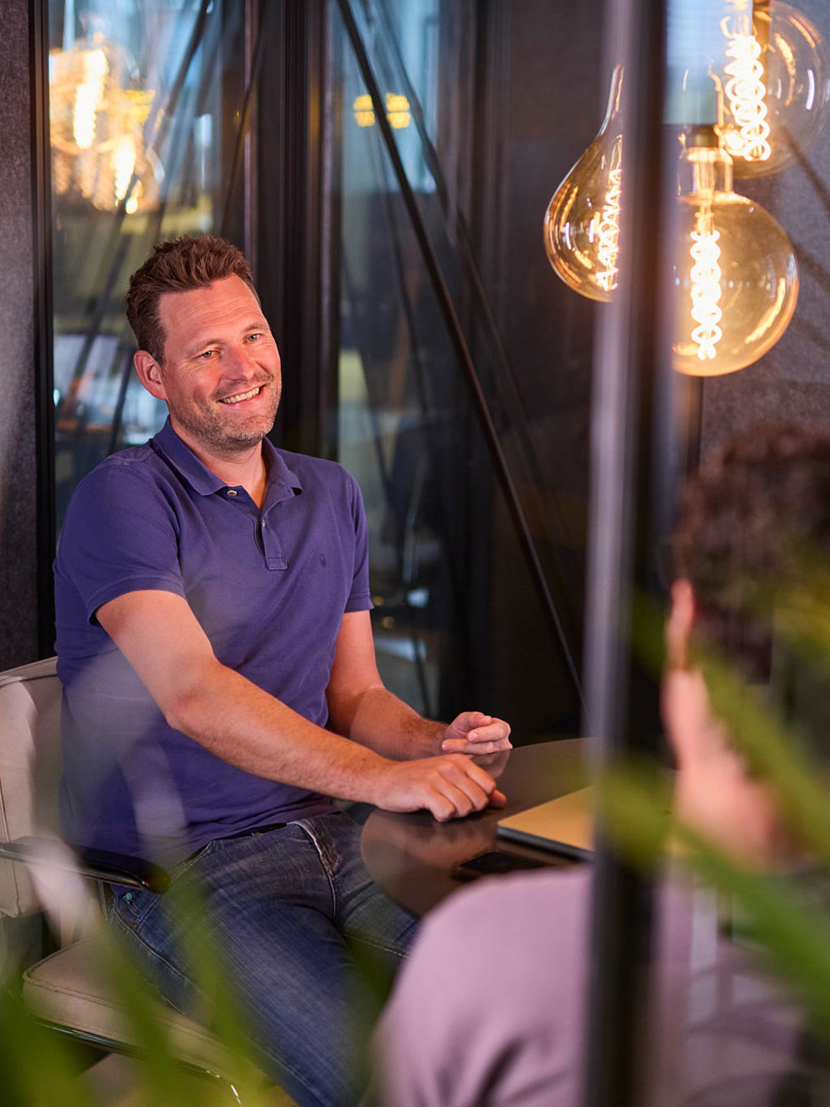 Ontwikkelaar Jeroen bekijkt websites van de klanten