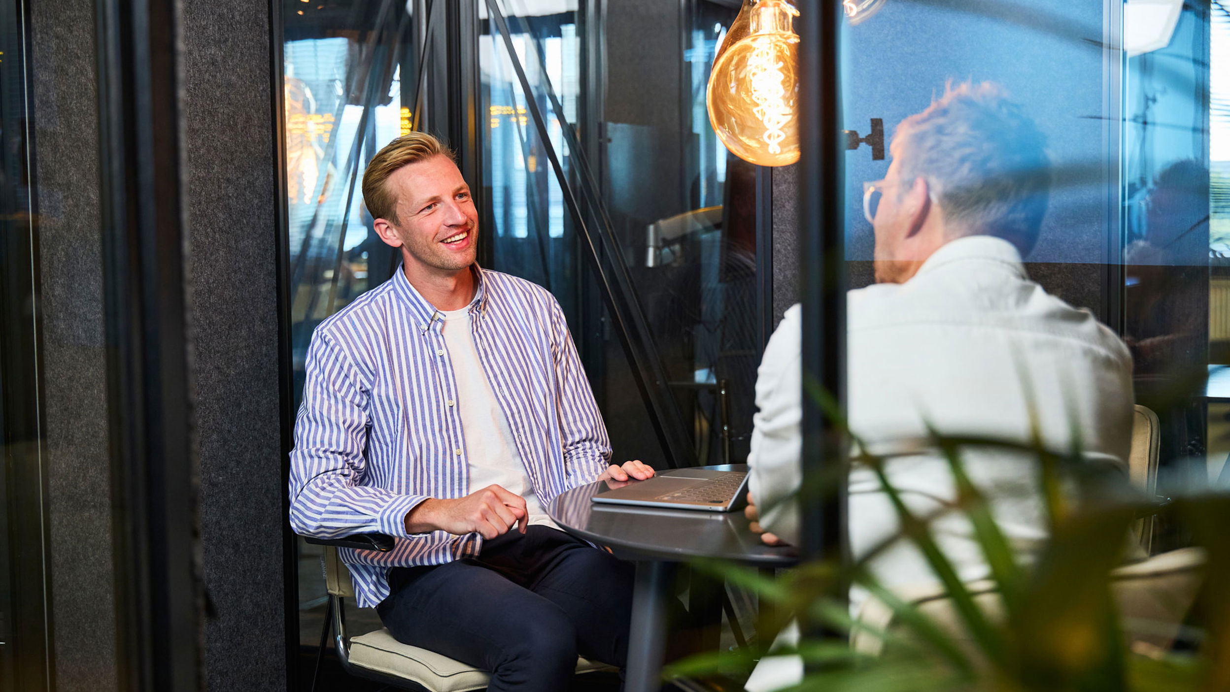 Een ontwikkelaar bespreekt een klantwebsite met één van onze Consultants